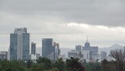 Habitantes de la Zona Metropolitana del Valle de México se preparan ante las posibles lluvias.