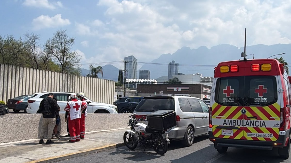 La joven sufrió lesiones al ser embestida por un vehículo en la avenida Gómez Morín.