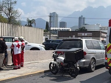 La joven sufrió lesiones al ser embestida por un vehículo en la avenida Gómez Morín.