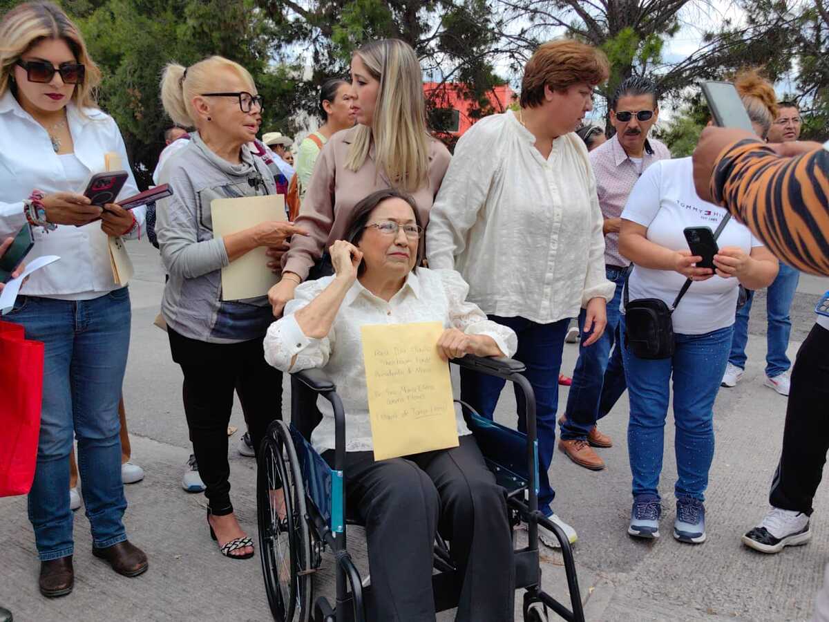 María Elena Guerra Flores aguardó en silla de ruedas para entregar personalmente su petición a la mandataria.