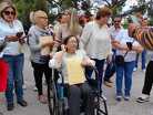María Elena Guerra Flores aguardó en silla de ruedas para entregar personalmente su petición a la mandataria.