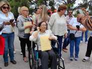 María Elena Guerra Flores aguardó en silla de ruedas para entregar personalmente su petición a la mandataria.