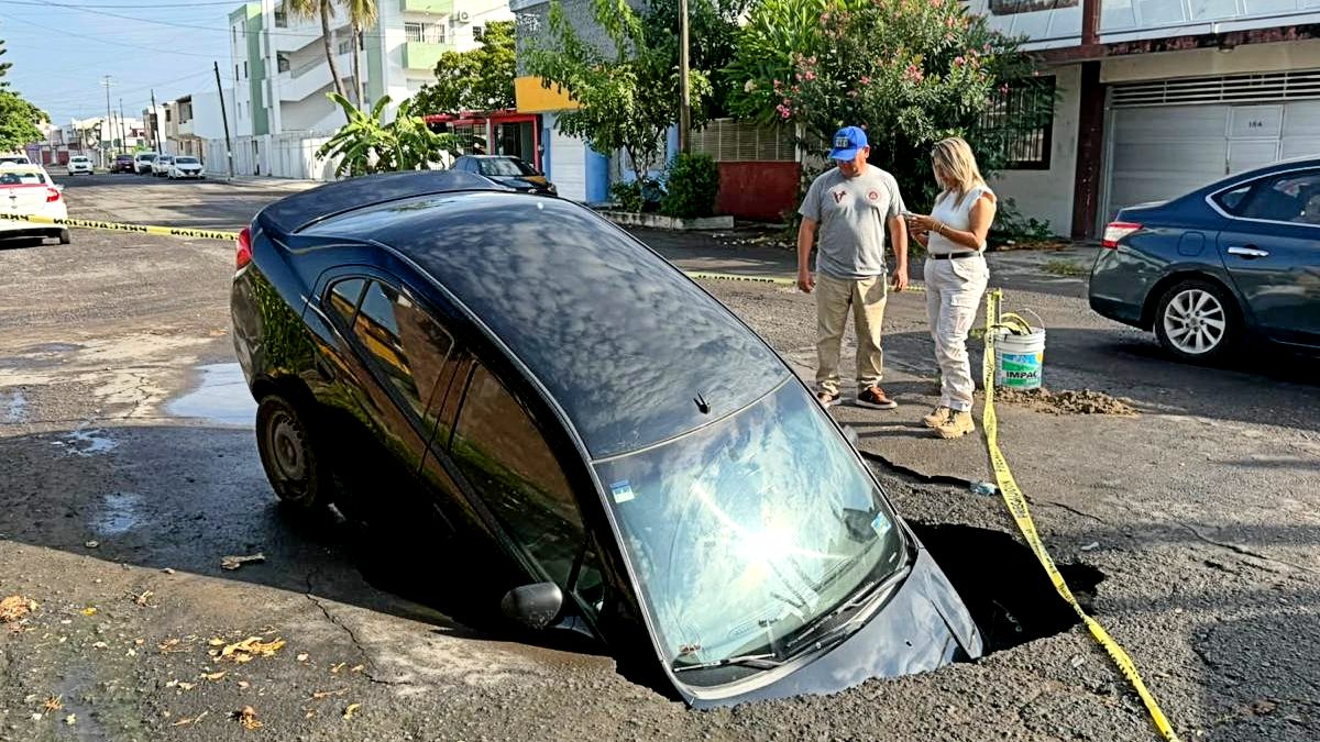 Fue necesaria la llegada de Protección Civil y policías para acordonar la zona afectada y retirar la unidad / Isabel Zamudio