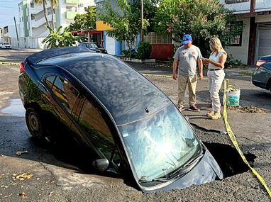 Fue necesaria la llegada de Protección Civil y policías para acordonar la zona afectada y retirar la unidad / Isabel Zamudio
