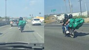 una de las pasajeras con casco portaba una mochila de servicio de repartidores de aplicación.