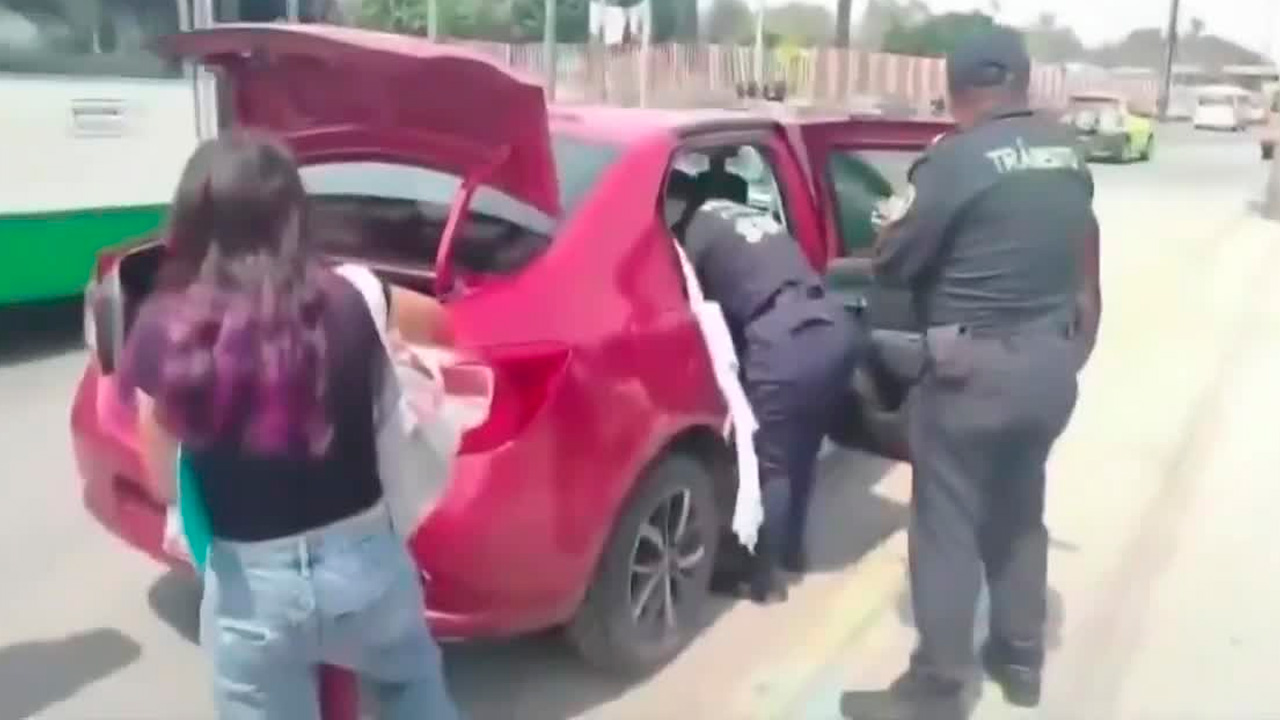 Policías auxilian a embarazada y la escoltan durante labor de parto en Iztacalco