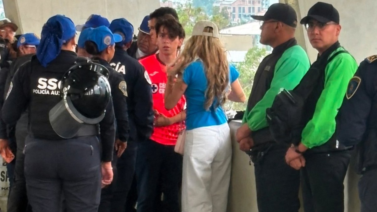 Santiago Domínguez fue captado rodeado por elementos de seguridad en el Estadio Banorte / @espartanasmx
