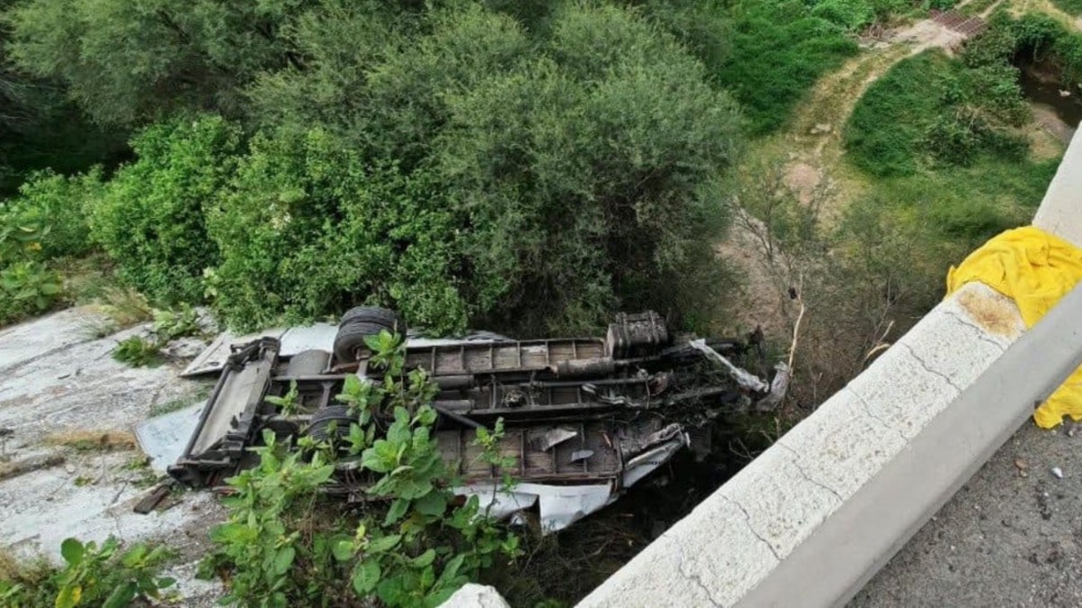 Servicios de emergencia trabajan para recuperar el cuerpo del interior del barranco | Protección Civil y Bomberos de Jalisco