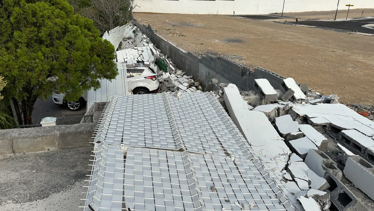 Vecinos denunciaron aparentes malas condiciones de la barda, que forma parte de un área residencial aún en construcción.