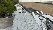 Vecinos denunciaron aparentes malas condiciones de la barda, que forma parte de un área residencial aún en construcción.