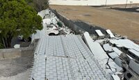Vecinos denunciaron aparentes malas condiciones de la barda, que forma parte de un área residencial aún en construcción.