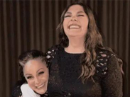 Yuridia sorprende al proyectar critica de Lola Cortés en su concierto
