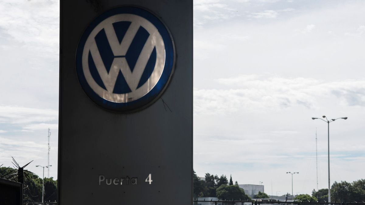 Aacceso 4 a la planta de Volkswagen en Puebla; la armadora enfrenta alertas en la economía local por despidos