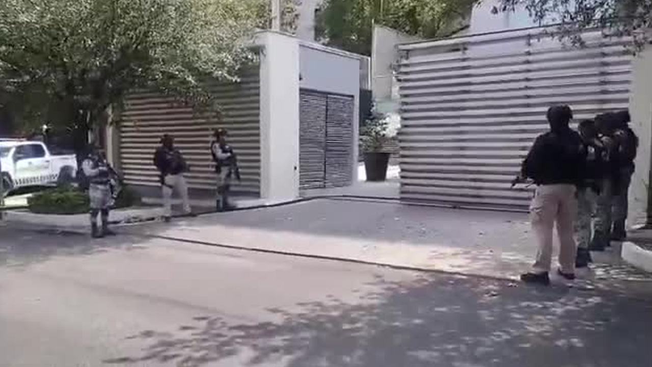 Aseguran 9 vehículos de lujo tras cateo en torre de departamentos en San Pedro