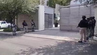 Aseguran 9 vehículos de lujo tras cateo en torre de departamentos en San Pedro