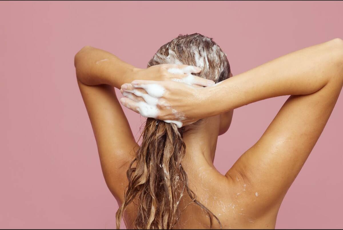El cabello húmedo es más vulnerable, por lo que debe secarse con movimientos suaves y sin fricción excesiva.