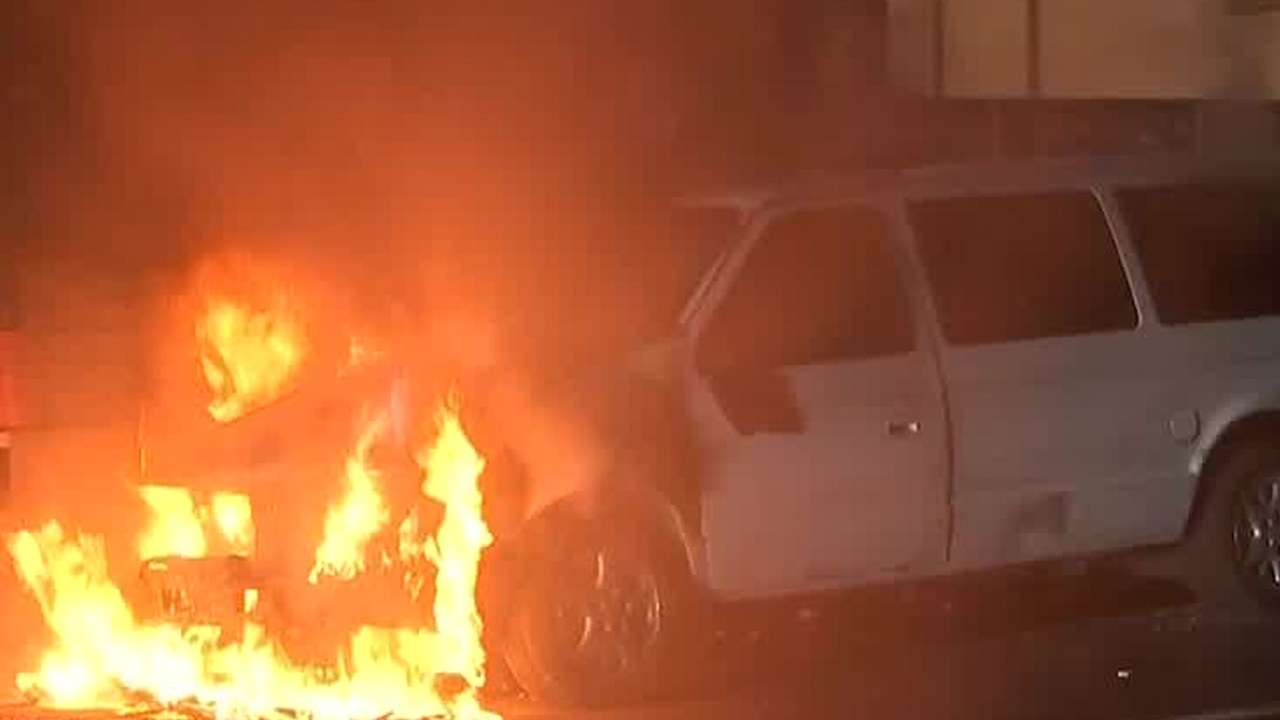 Camioneta se incendia durante la madrugada en calles del centro de la CdMx
