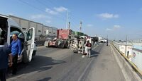 Camioneta de transporte de personal vuelca en parque industrial de Escobedo