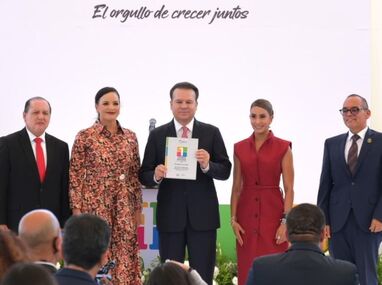 La ceremonia comenzó alrededor de las 10:30 de la mañana con los honores a la bandera, a cargo de la banda de guerra del 72 Batallón de Infantería.