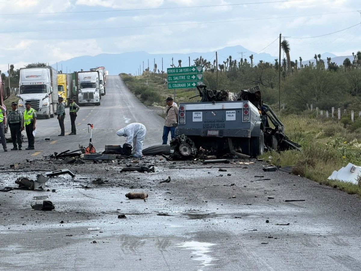 Tras el choque, la cabina del tráiler se incendió, por lo que bomberos arribaron al sitio y sofocaron el fuego.|