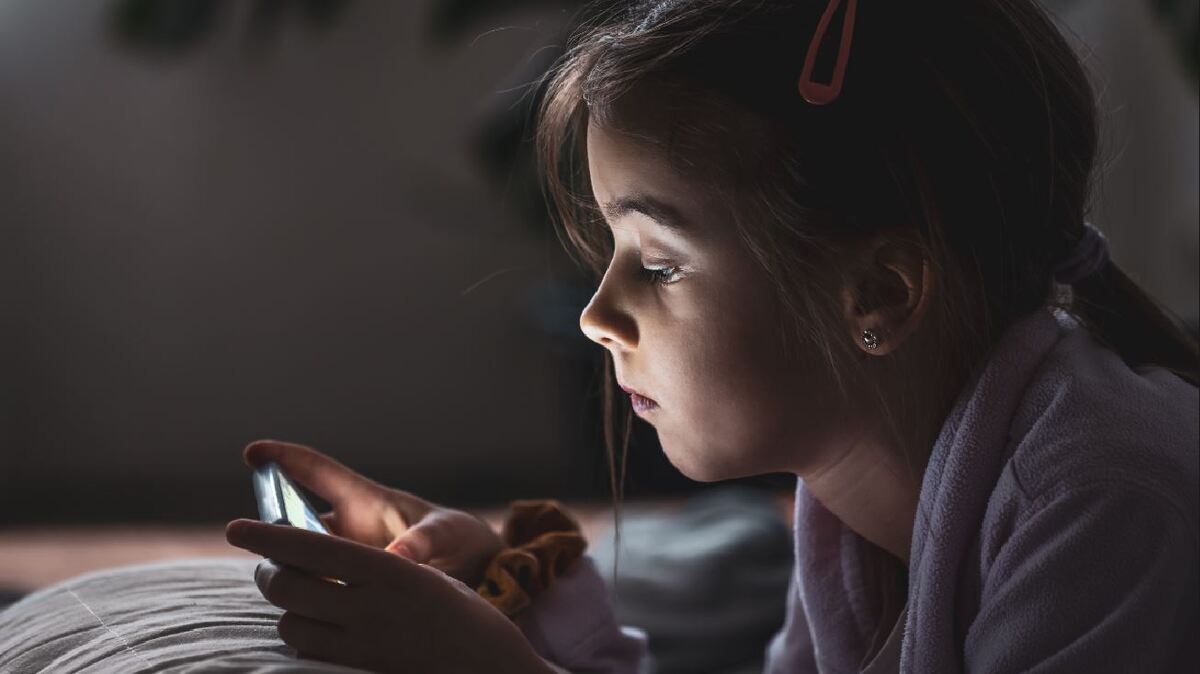 Más del 50 por ciento de los menores atendidos en la clínica, tienen conductos conflictivas ligadas al teléfono. | Foto: Magnific.com