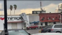 Comercios de la zona centro sufrieron afectaciones en sus estructuras tras el paso de las intensas rachas de viento.