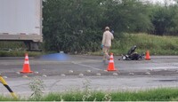 Elementos ministeriales y peritos perimetran la zona del choque en el libramiento de Pesquería.