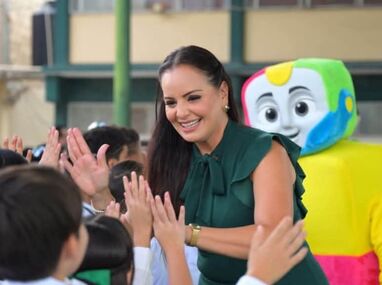 Durante el evento estuvieron presentes autoridades educativas, representantes de las Fuerzas Armadas y la Asociación de Padres de Familia.
