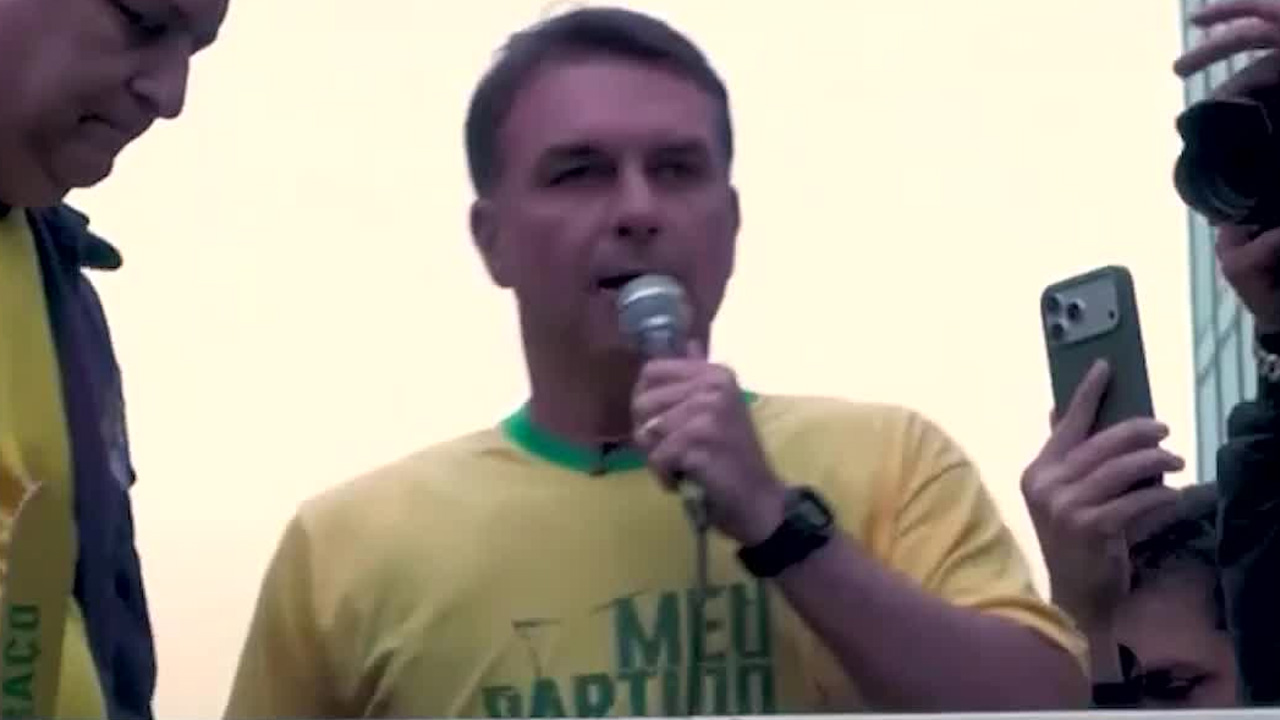 Flavio Bolsonaro encabeza manifestación por el Día de la Independencia en São Paulo