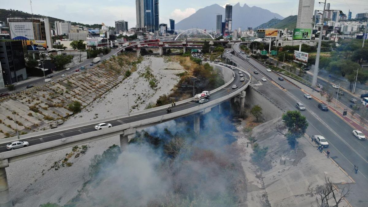 El fuego inició alrededor de las 15:30 horas en el lecho del Río Santa Catarina.