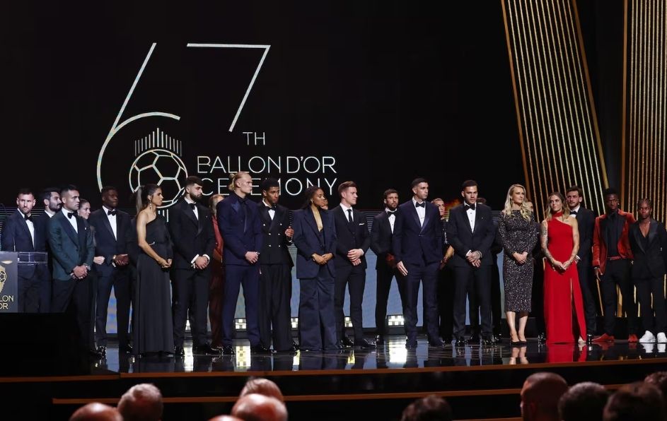 La gala reconocerá al mejor futbolista del planeta con figuras como Kylian Mbappé, Erling Haaland y el mexicano Julián Quiñones en la terna masculina.