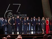 La gala reconocerá al mejor futbolista del planeta con figuras como Kylian Mbappé, Erling Haaland y el mexicano Julián Quiñones en la terna masculina.