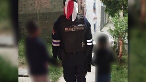 Los pequeños estuvieron solos todo el día y se quedaron sin alimentos.