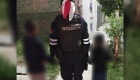 Los pequeños estuvieron solos todo el día y se quedaron sin alimentos.