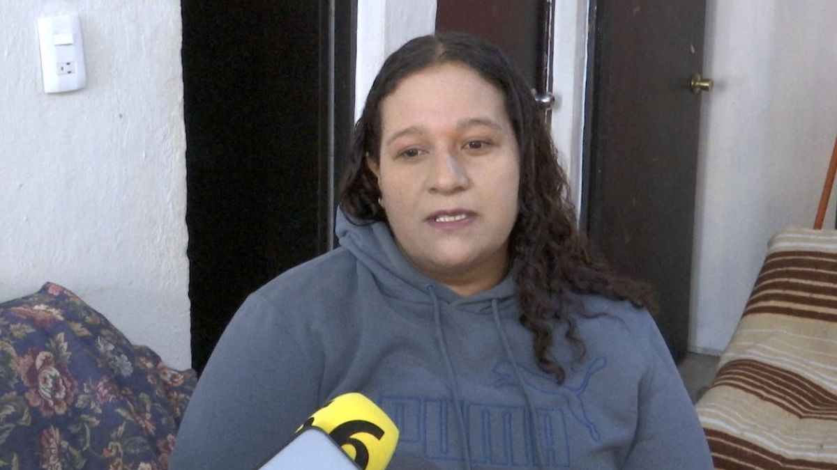 Como madre soltera y jefa de familia responsable de dos niñas pequeñas, la falta de ingresos por su despido la sitúa en una posición crítica.