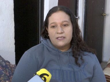 Como madre soltera y jefa de familia responsable de dos niñas pequeñas, la falta de ingresos por su despido la sitúa en una posición crítica.
