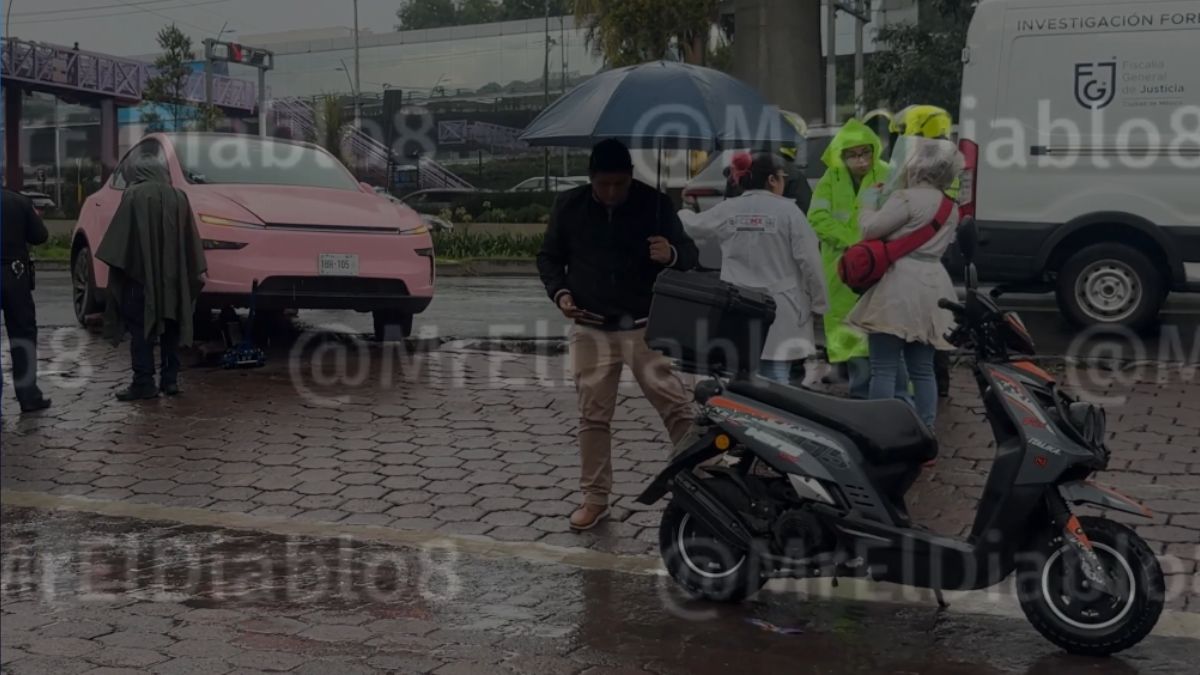 Una motociclista murió tras ser embestido por un Tesla color rosa en Periférico Sur.
