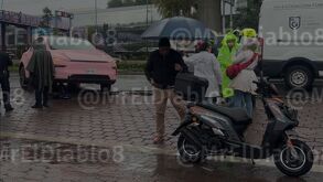 Una motociclista murió tras ser embestido por un Tesla color rosa en Periférico Sur.