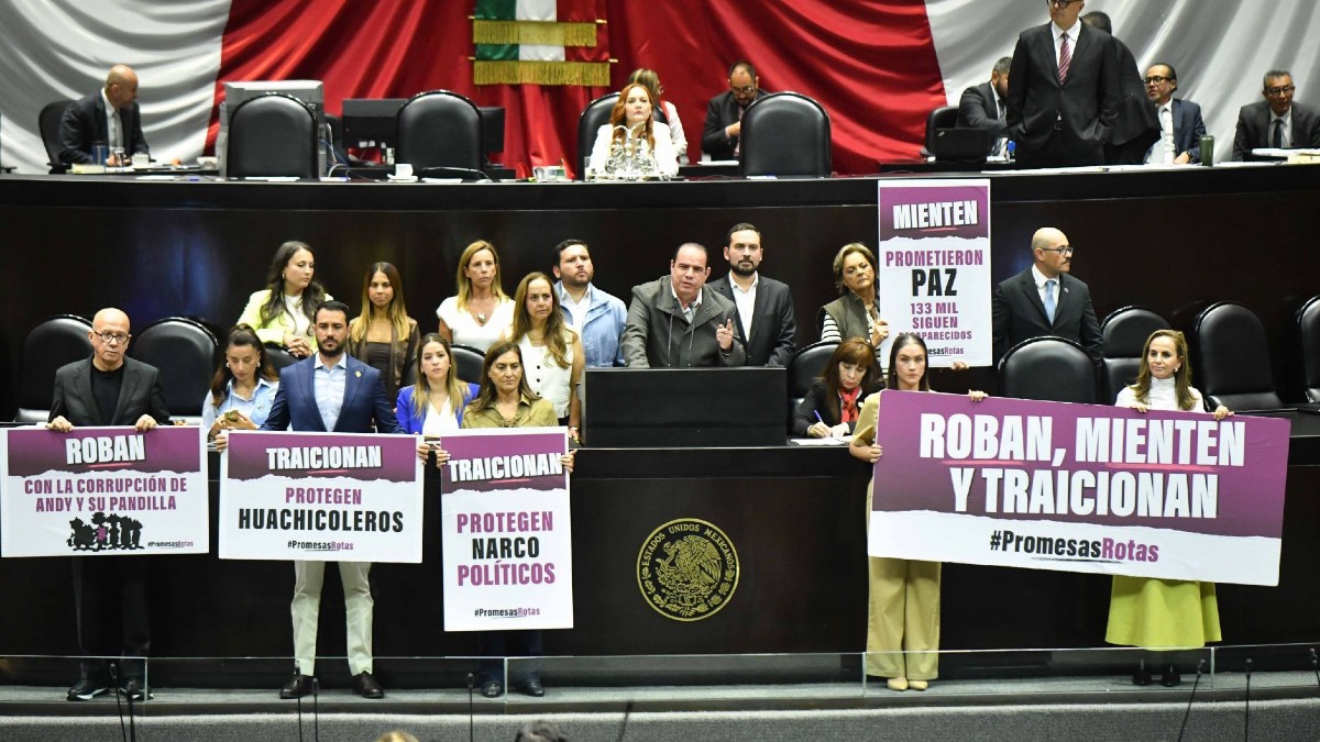 Omar Antonio Borboa Becerra, diputado del PAN, junto a sus compañeros de bancada se manifestaron en la sesión ordinaria de la Cámara de Diputado.