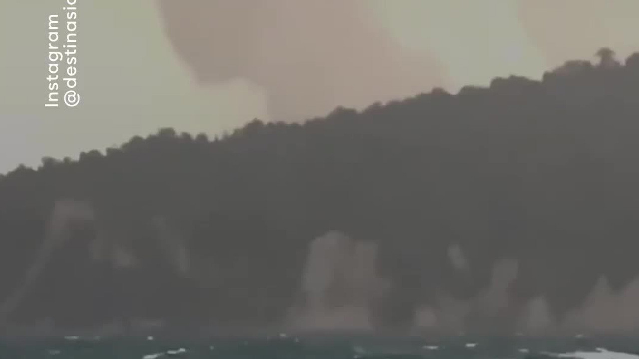 ¡Pescando bajo la lluvia de cenizas! Pescadores presencian la erupción del Anak Krakatau