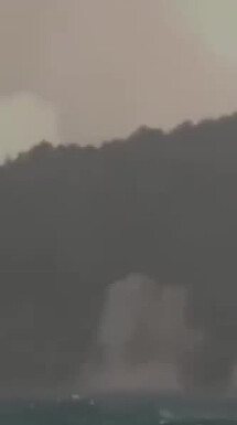¡Pescando bajo la lluvia de cenizas! Pescadores presencian la erupción del Anak Krakatau