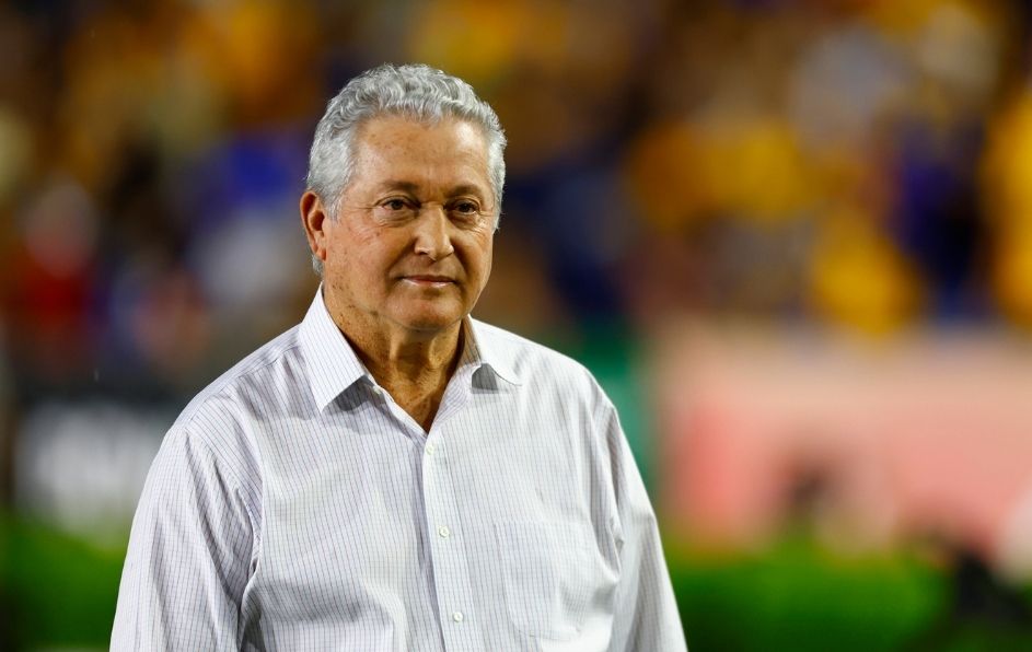 En la práctica matutina de este martes en el CET, Víctor Manuel Vucetich probó una formación con tres centrales y carrileros para el derbi regio.