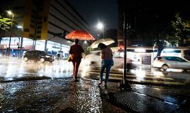 Protección Civil recomienda extremar precauciones al conducir por pavimento mojado y visibilidad reducida.