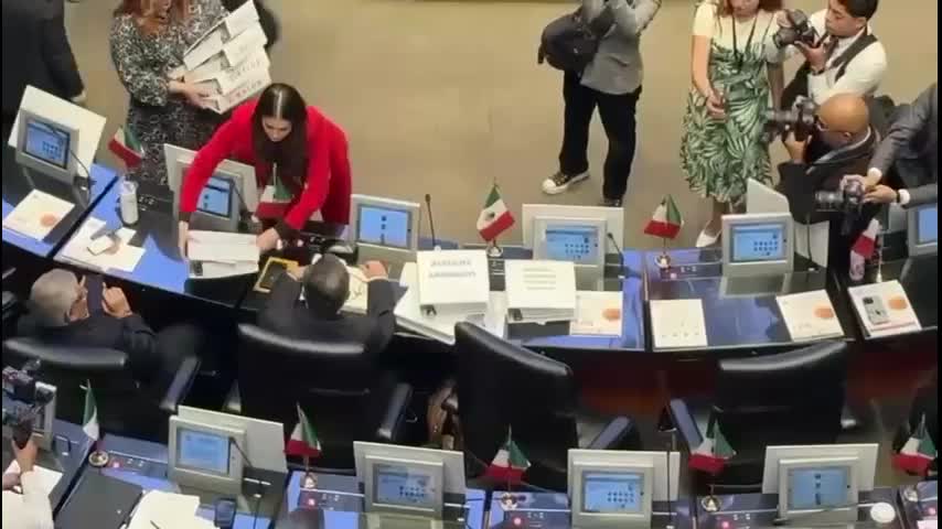 Senadora Paloma se acerca al escaño de Enrique Inzunza para protestar