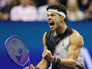 Ben Shelton dio la gran sorpresa de la jornada al vencer a Carlos Alcaraz en un dramático duelo a cinco sets de casi cuatro horas y media.