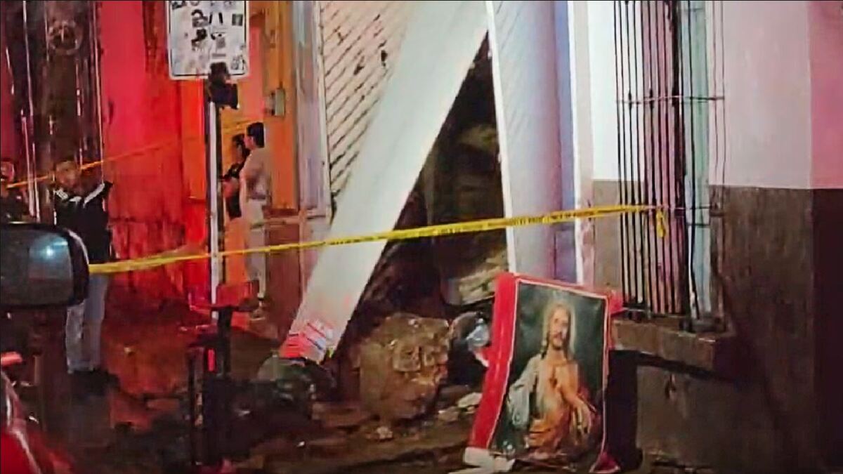 Bomberos de Guadalajara auxiliaron a los adultos mayores atrapados.