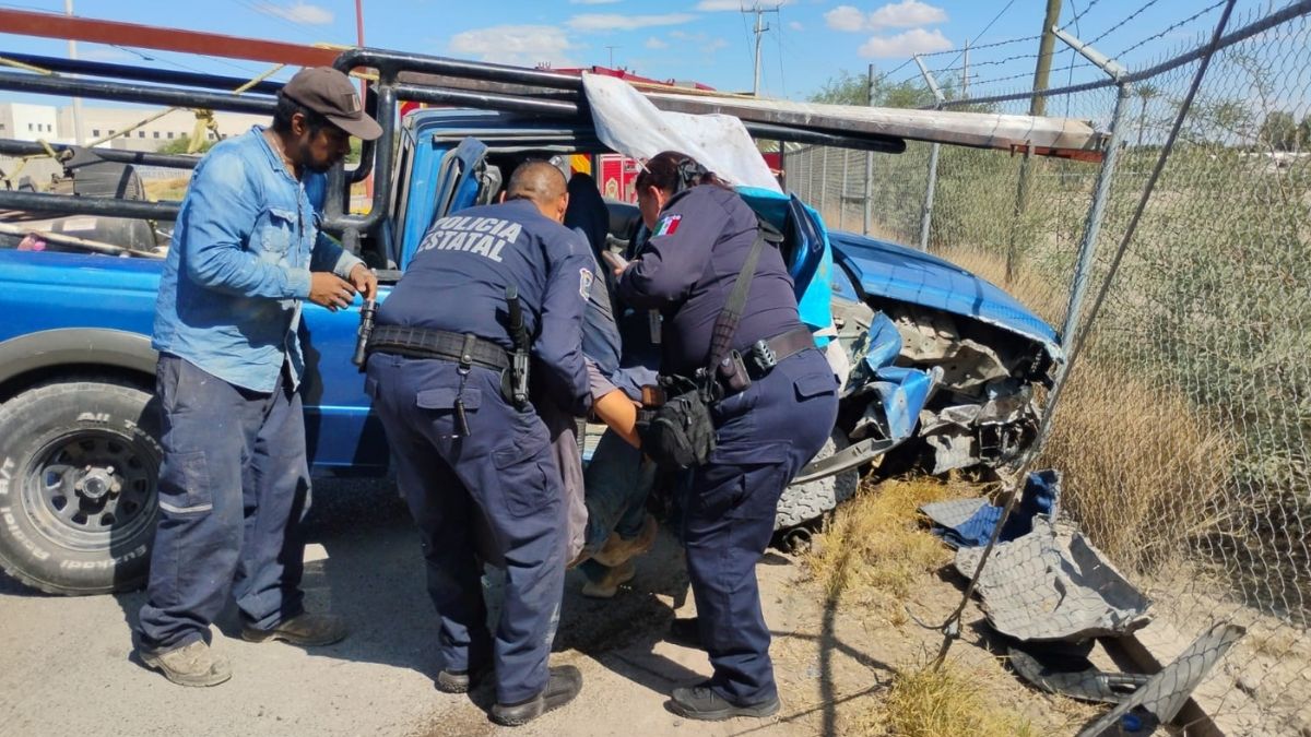La causa del percance fue una falla mecánica que provocó que la llanta frontal derecha de la camioneta pick-up azul se saliera del eje.