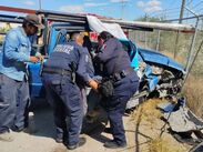 La causa del percance fue una falla mecánica que provocó que la llanta frontal derecha de la camioneta pick-up azul se saliera del eje.