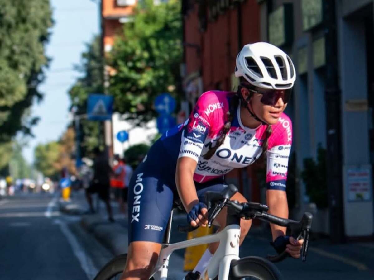 La ciclista coahuilense continúa acumulando experiencia internacional frente a jóvenes promesas europeas. | Inedec Instagram