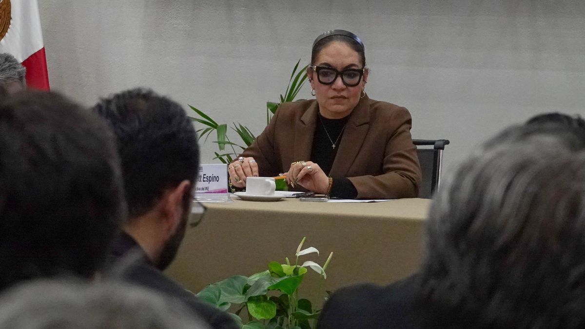Claudia Arlett Espino, secretaria ejecutiva del INE, renuncia a su cargo.